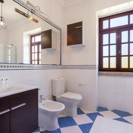 Hostwise - Country W/ Pool, Court & Views Holiday home