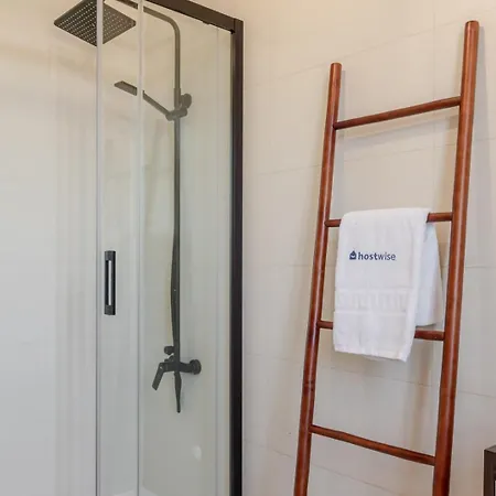 Dom wakacyjny Hostwise - Country W/ Pool, Court & Views *