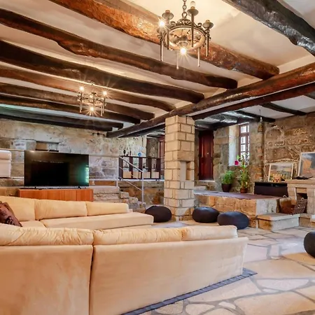 Hostwise - Country W/ Pool, Court & Views Holiday home *