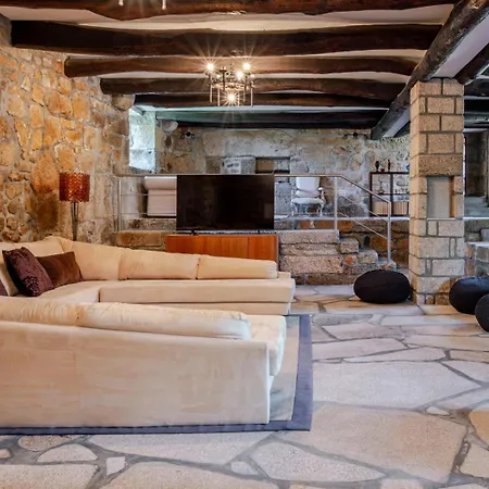 Hostwise - Country W/ Pool, Court & Views *