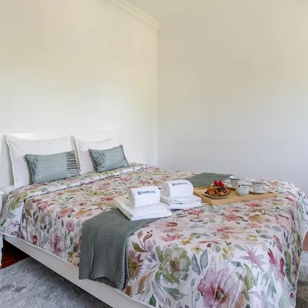 Hostwise - Country W/ Pool, Court & Views Holiday home