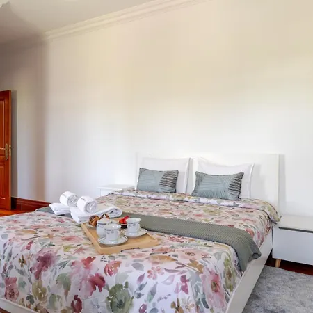 Hostwise - Country W/ Pool, Court & Views Holiday home *