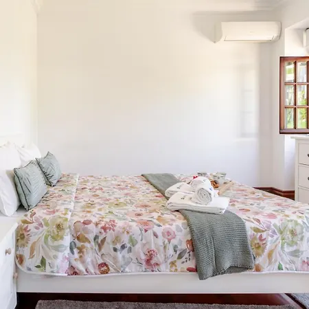 Dom wakacyjny Hostwise - Country W/ Pool, Court & Views Paredes (Porto)