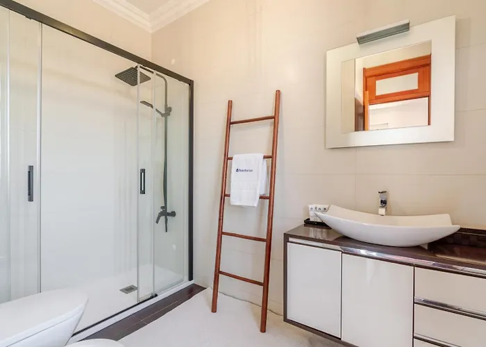 Hébergement de vacances Hostwise - Country W/ Pool, Court & Views *