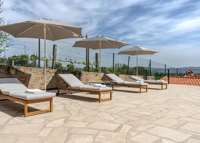 Hostwise - Country W/ Pool, Court & Views