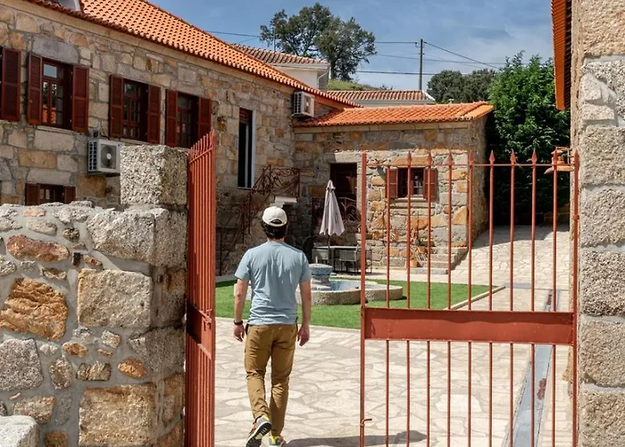 Hostwise - Country W/ Pool, Court & Views Hébergement de vacances