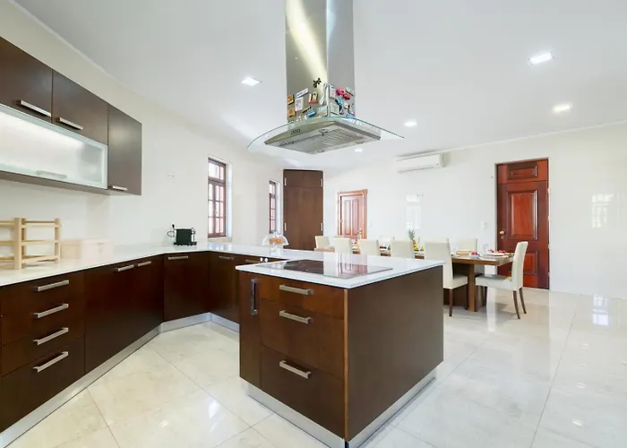 Hostwise - Country W/ Pool, Court & Views Hébergement de vacances