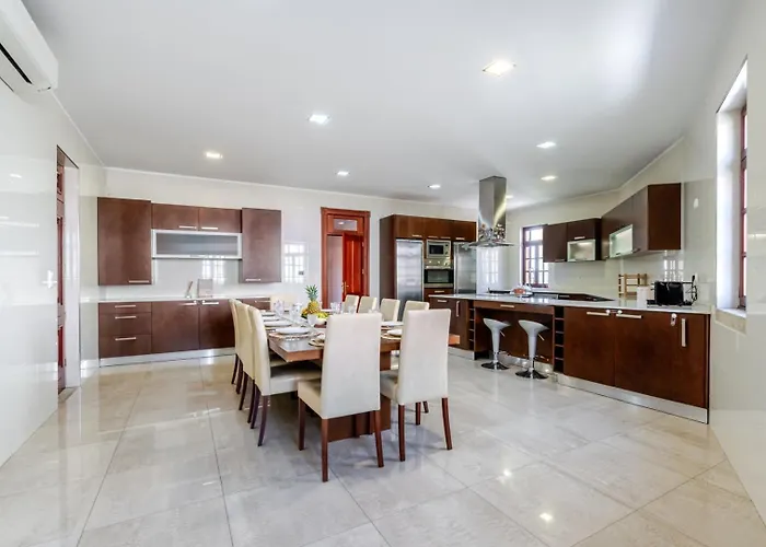 Hostwise - Country W/ Pool, Court & Views